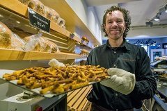 Bakker van Voorthuizen gaat voedselverspilling tegen met ‘Brood van Gisteren’ Achterin de winkel van Bakker van Voorthuizen in de Hoogstraat staat Johan van Voorthuizen reepjes wit brood te mengen met een pomodori marinade.