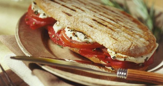 Lunchtip panini met salami en geitenkaas groot Lunchtip panini met salami en geitenkaas